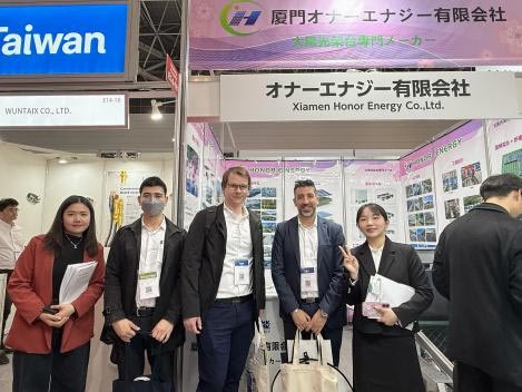 Kirsebærblomster blomstrer i Japan, vender tilbake med ære